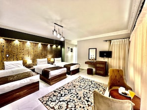1 habitación, decoración personalizada, muebles diferentes y escritorio