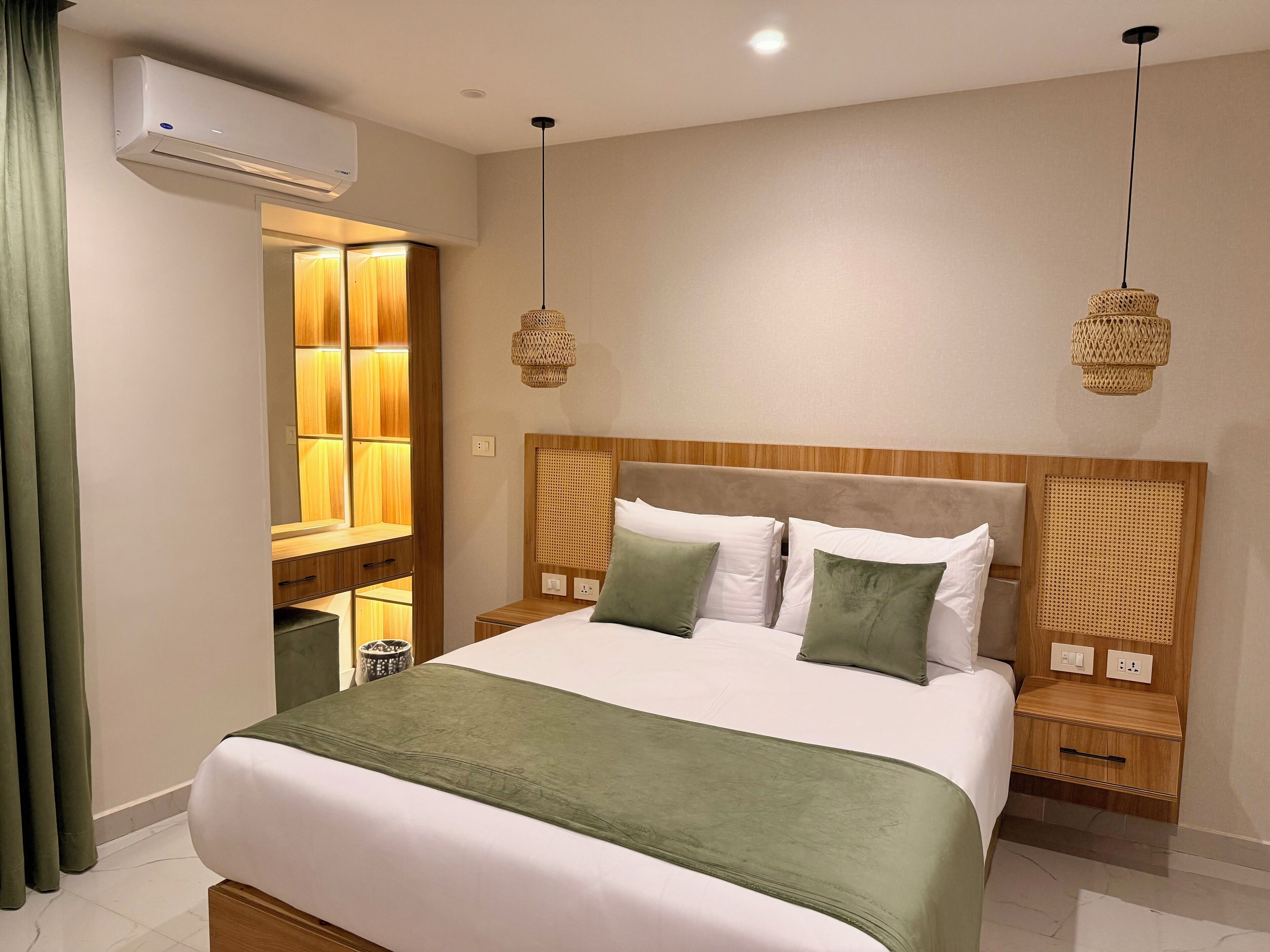 City Quadruple Room | Individually decorated, individually furnished, desk, free WiFi