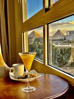 Decoración personalizada, muebles diferentes, escritorio y wifi gratis 