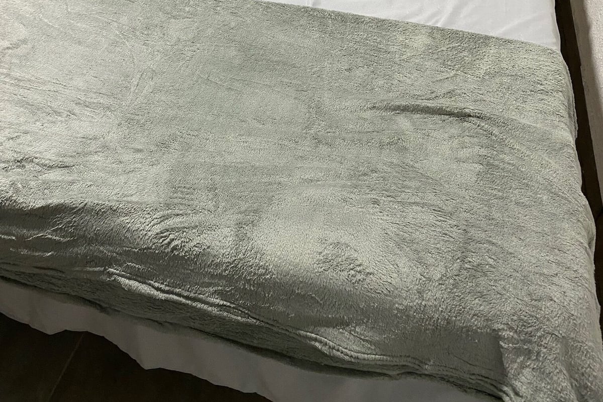 Suite | Muebles diferentes, escritorio y espacio para trabajar con laptop