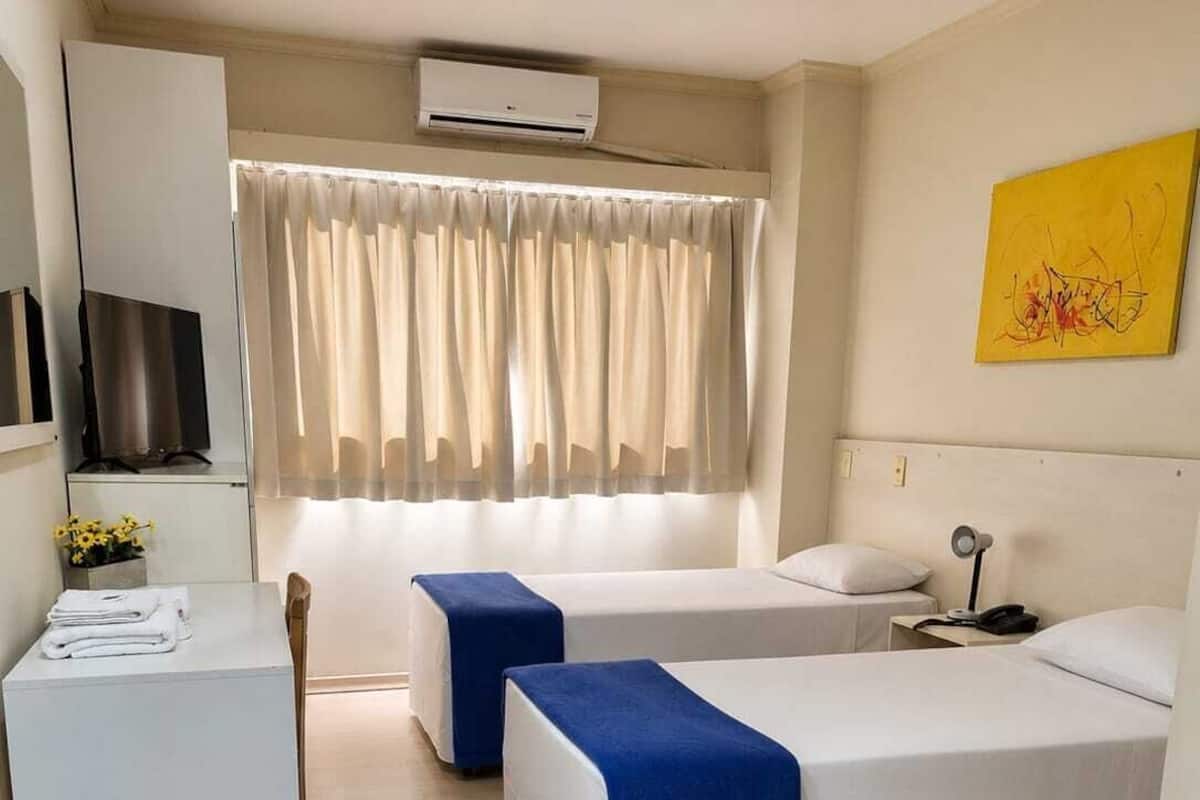 Chambre Deluxe avec lits jumeaux | Coffre-fort, accès au Wi-Fi (inclus)