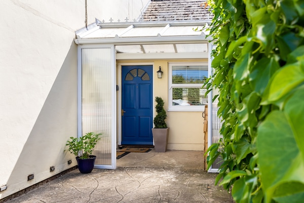 Blue door is private guest entrance to Witney Hideaway via lockbox with key.