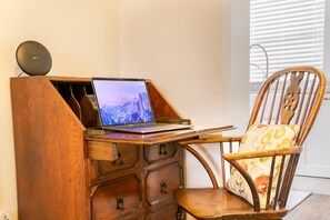 Interior - Witney Hideaway — Oxford & Cotswolds Gateway, Central Witney, Parking (Witney)