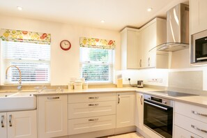 Een koelkast, een magnetron, een oven, een kookplaat