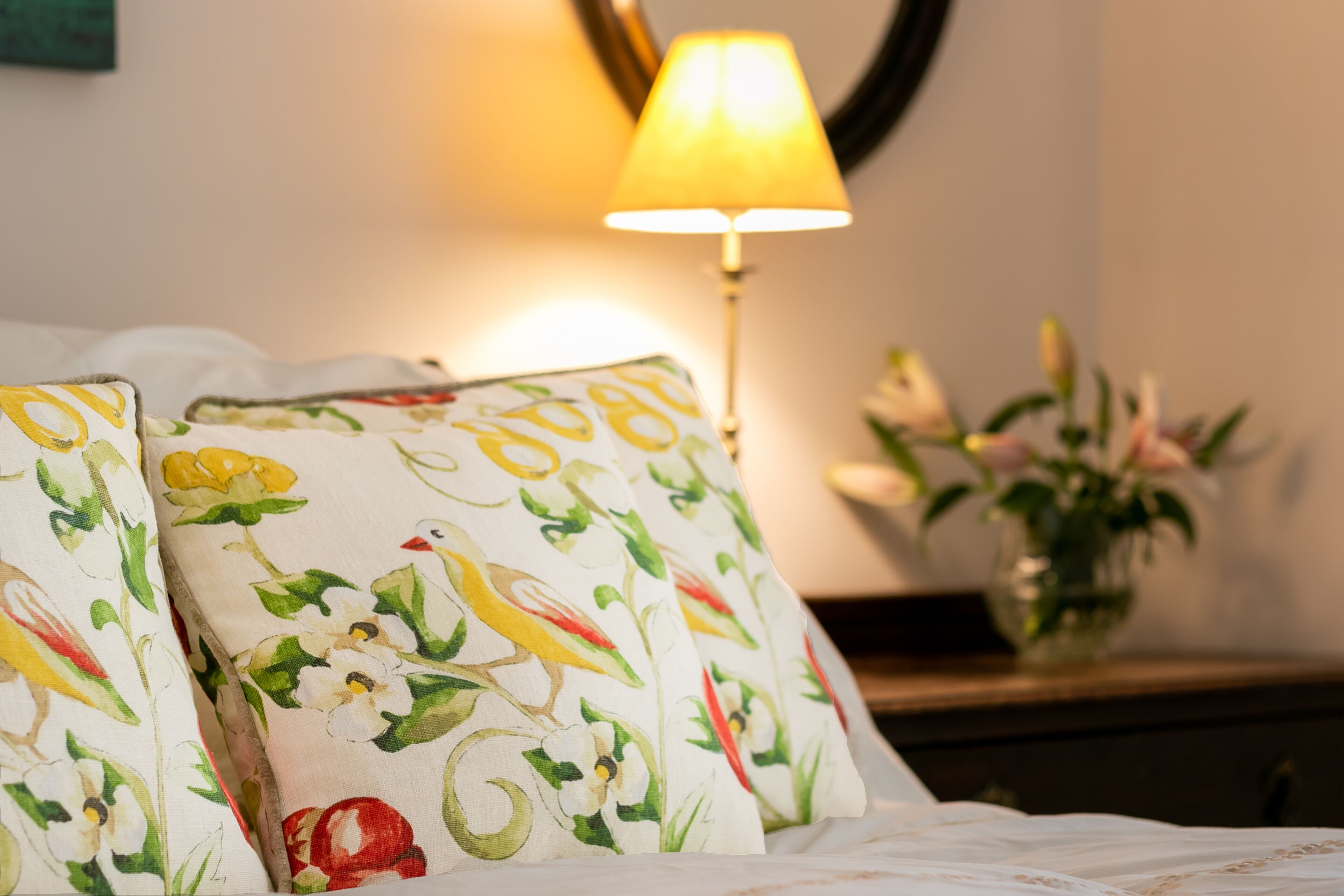 1 slaapkamer, een bureau, een strijkplank/strijkijzer, reisbedje