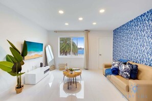 TV, offices - Cozy Apt: Bay View + Pool | Step To Beach (Hollywood)