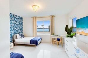 2 bedrooms, desk, iron/ironing board, WiFi - Cozy Apt: Bay View + Pool | Step To Beach (Hollywood)