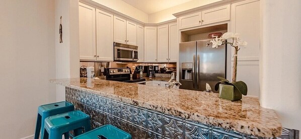 Geladeira, micro-ondas, fogão, cooktop