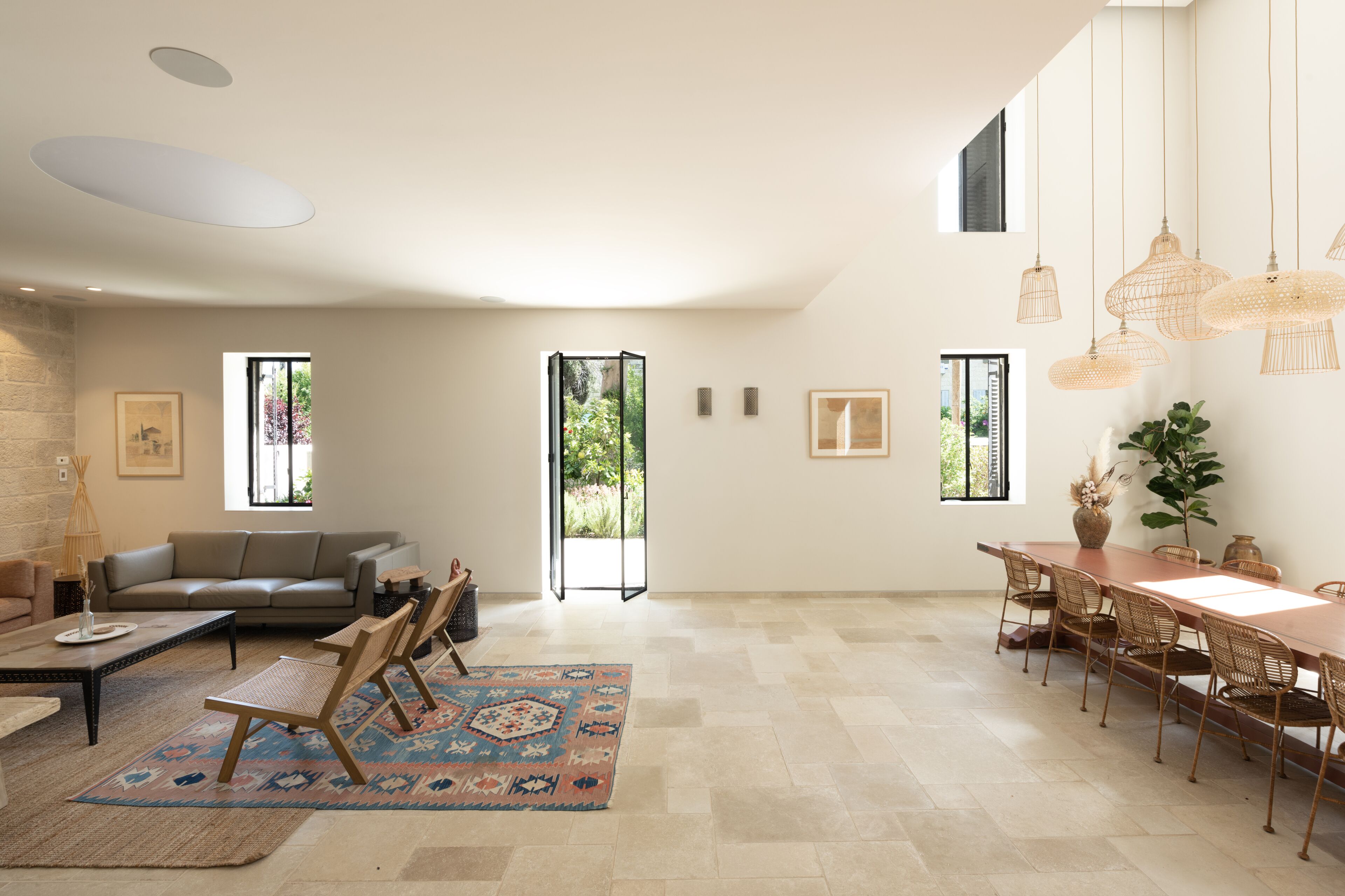 Villa Exclusive | Coin séjour | TV connectée de 65 pouces avec chaînes numériques, télévision, Netflix