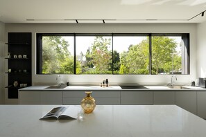 ラグジュアリー ヴィラ | 専用キッチン | 大型冷蔵庫、電子レンジ、オーブン、コンロ