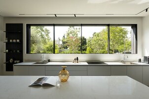 Vila Mewah | Dapur pribadi | Lemari es besar, microwave, oven, dan kompor