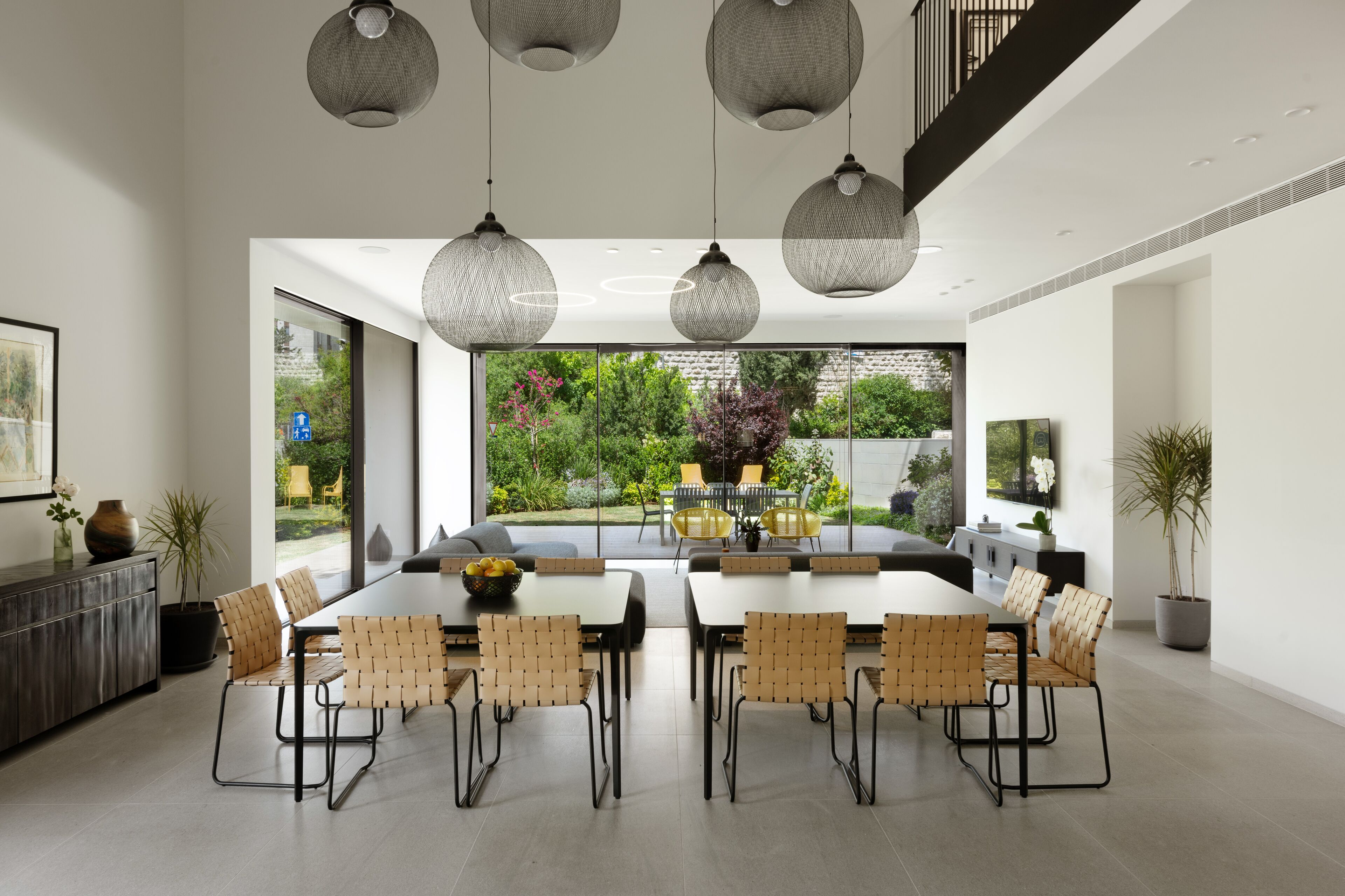 奢华别墅 | 起居区 | 65-英寸智能电视（配备数码频道）、电视、Netflix