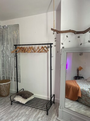 3 sovrum, skrivbord, strykjärn/strykbräda och resesäng