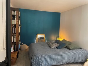 3 dormitorios, escritorio, tabla de planchar con plancha y cuna de viaje