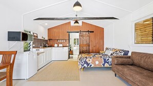 Un loft espacioso con cocina, comedor y una cama grande.