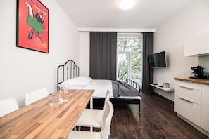 Apartamento | Sala de estar | TV de tela plana 42 polegadas com canais a cabo, TV