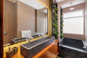 Kylpyamme, hiustenkuivaaja, pyyhkeet