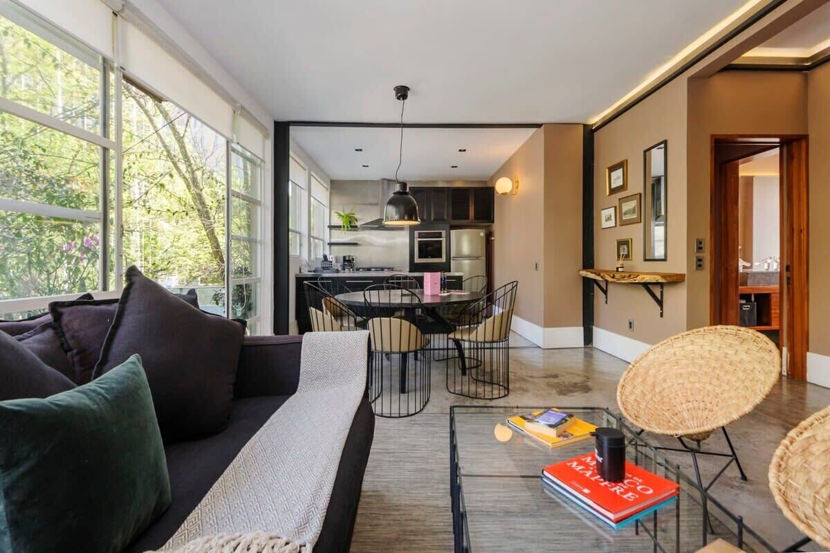 Een televisie en een kantoor