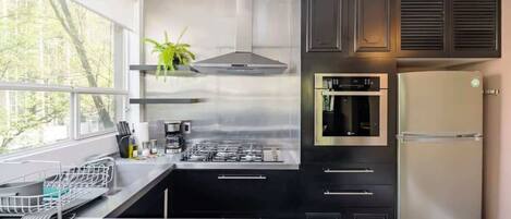 Réfrigérateur, micro-ondes, four, plaque de cuisson