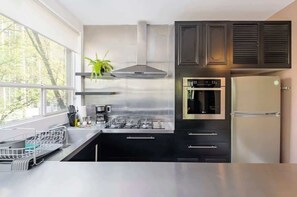 Kühlschrank, Mikrowelle, Ofen, Herdplatte