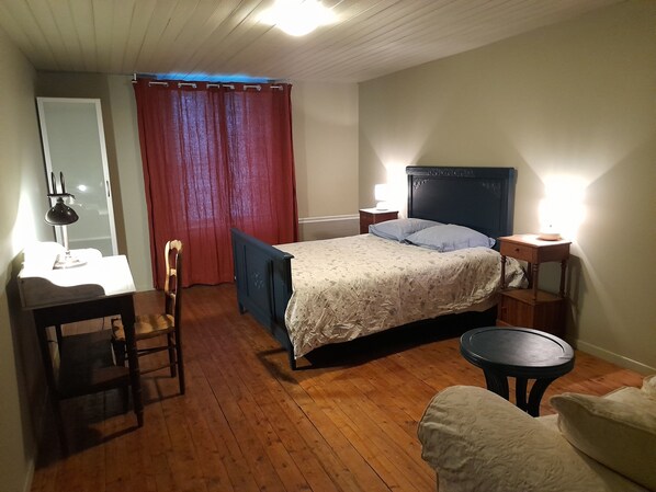 2 Schlafzimmer, Schreibtisch, Bügeleisen/Bügelbrett, Reisekinderbett