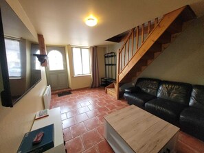 TV, peis, DVD-spiller og musikkbibliotek