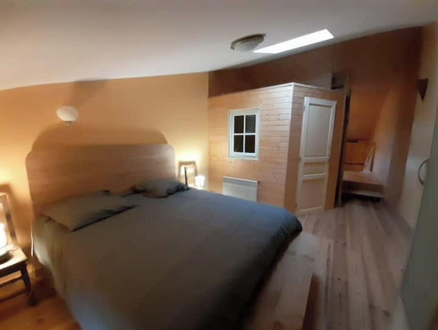 2 Schlafzimmer, Schreibtisch, Bügeleisen/Bügelbrett, Reisekinderbett