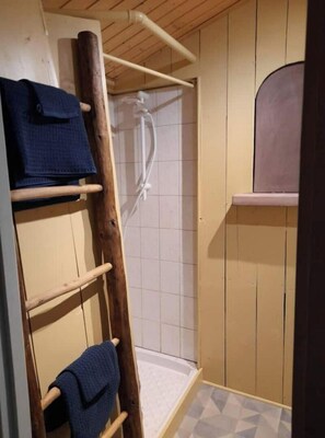 Dusj, hårføner, håndklær og såpe