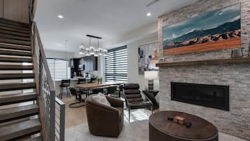 Smart TV, fireplace