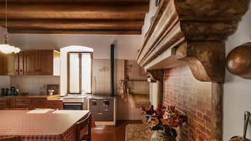 Kühlschrank, Ofen, Wasserkocher mit Kaffee-/Teezubehör, Toaster