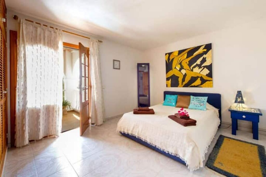 4 bedrooms, WiFi (free), bed sheets
