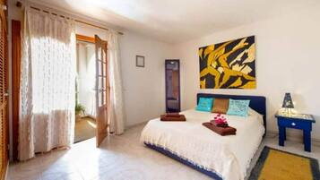 4 bedrooms, WiFi (free), bed sheets