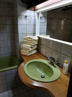 Douche, sèche-cheveux, serviettes fournies