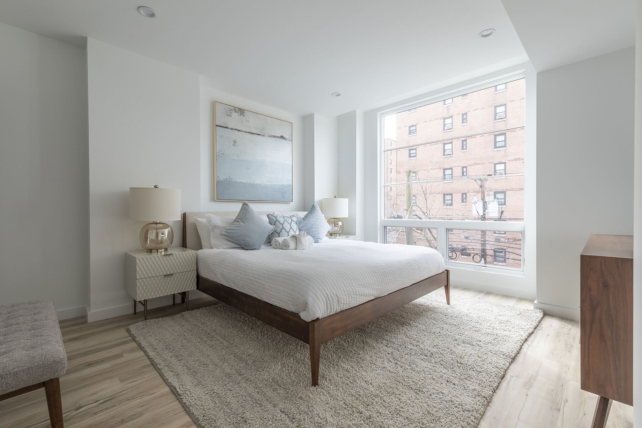 3 bedrooms, desk