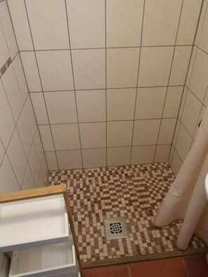 Ducha, secador de pelo y toallas
