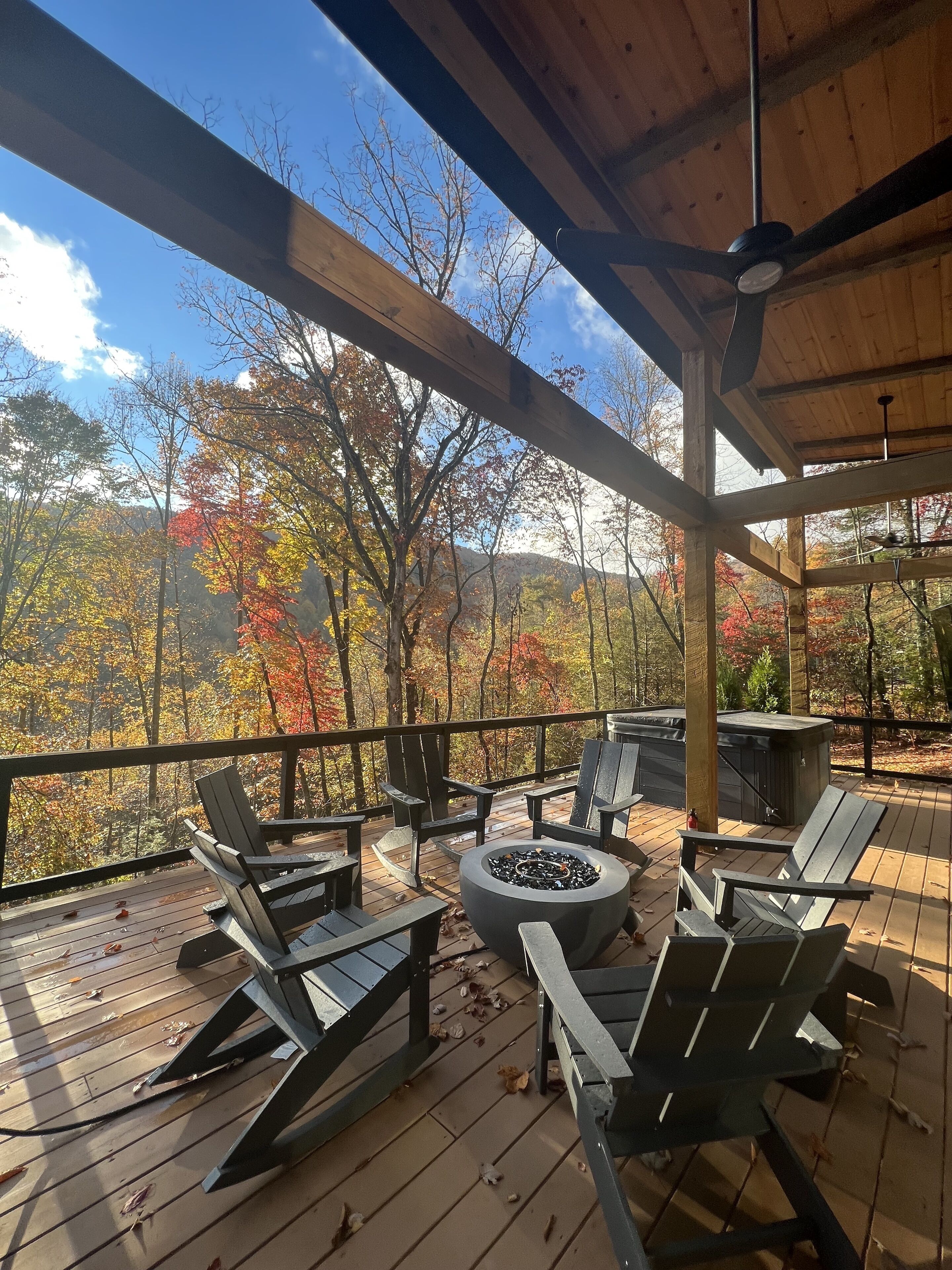 NEW! CAPER Treehouse: modern cabin-HOT TUB VIEWS!