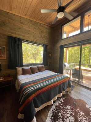 3 Schlafzimmer, Betten mit Memory-Foam-Matratzen, Schreibtisch