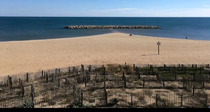Nouveau Appartement envoûtant vue Mer, accÚs plage privatif et piscine commune