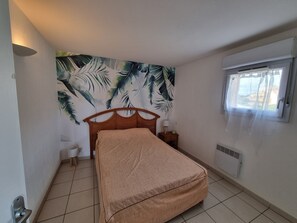 1 quarto, cofres nos quartos, ferros/tábuas de passar roupa