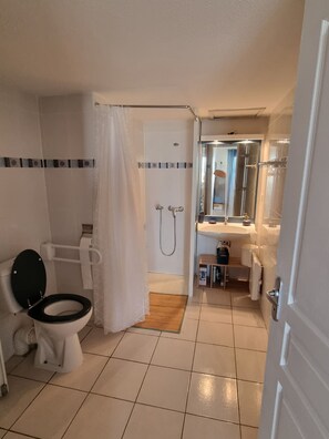 SĂšche-cheveux, savon, papier toilette
