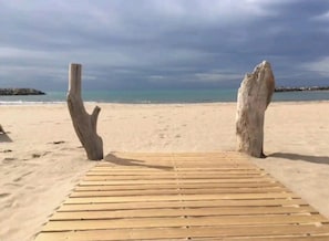 On the beach, sun loungers - New captivating apartment with sea view, private beach access and shared pool (Valras-Plage)