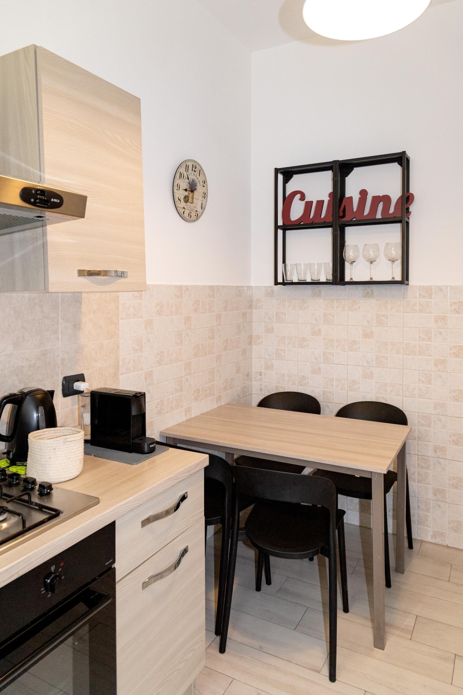 Kühlschrank, Ofen, Herdplatte, Wasserkocher mit Kaffee-/Teezubehör