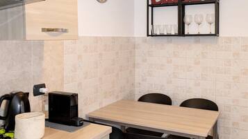 KĂŒhlschrank, Ofen, Herdplatte, Wasserkocher mit Kaffee-/Teezubehör