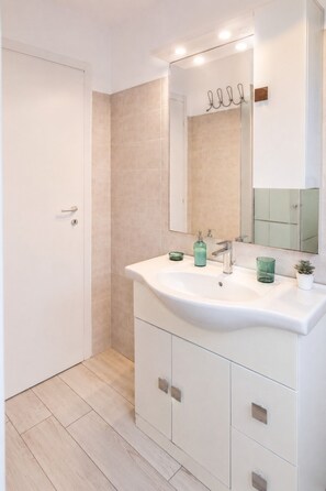 Dusche, Haartrockner, Bidet, Handtücher