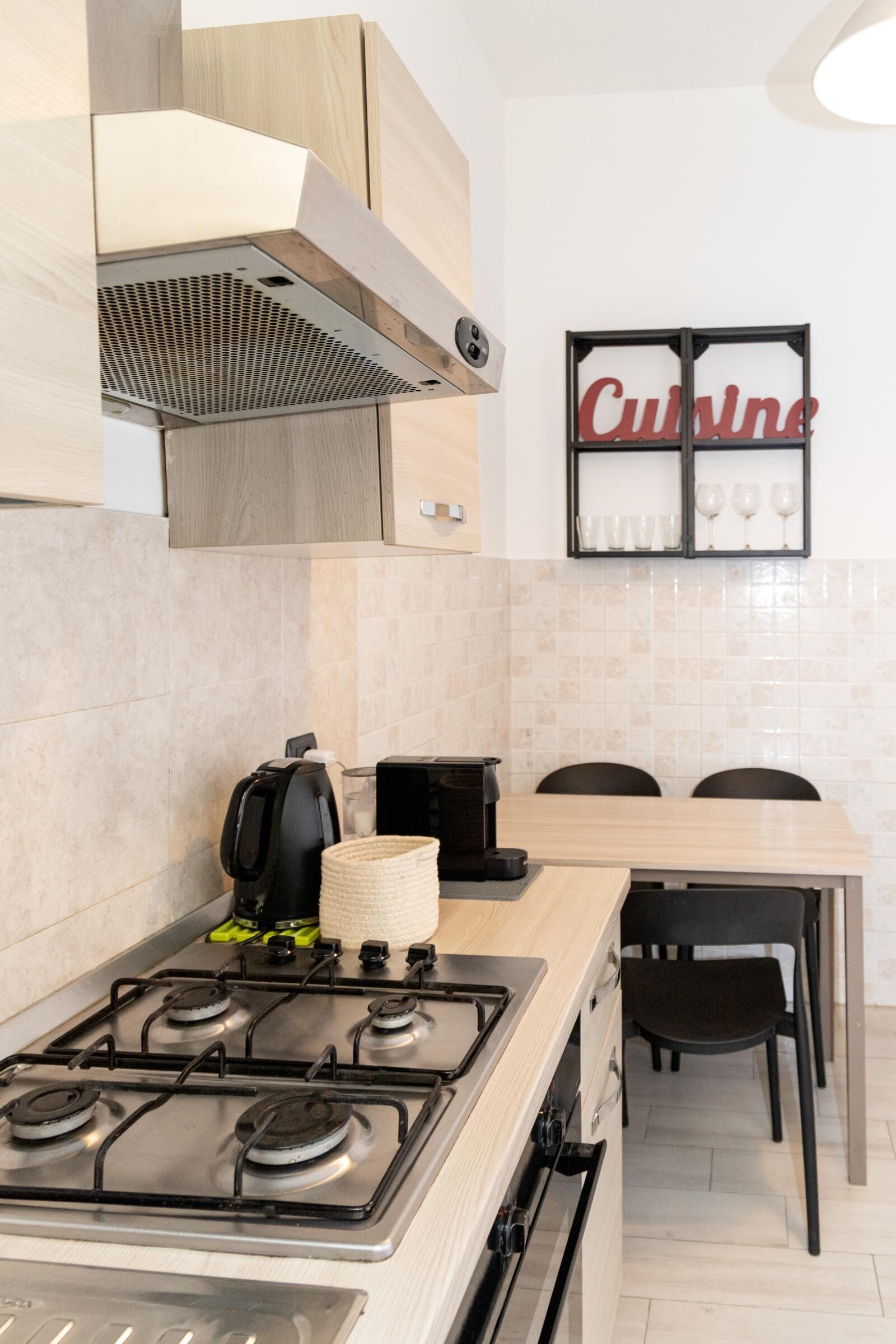 Kühlschrank, Ofen, Herdplatte, Wasserkocher mit Kaffee-/Teezubehör