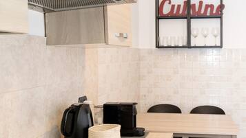 KĂŒhlschrank, Ofen, Herdplatte, Wasserkocher mit Kaffee-/Teezubehör