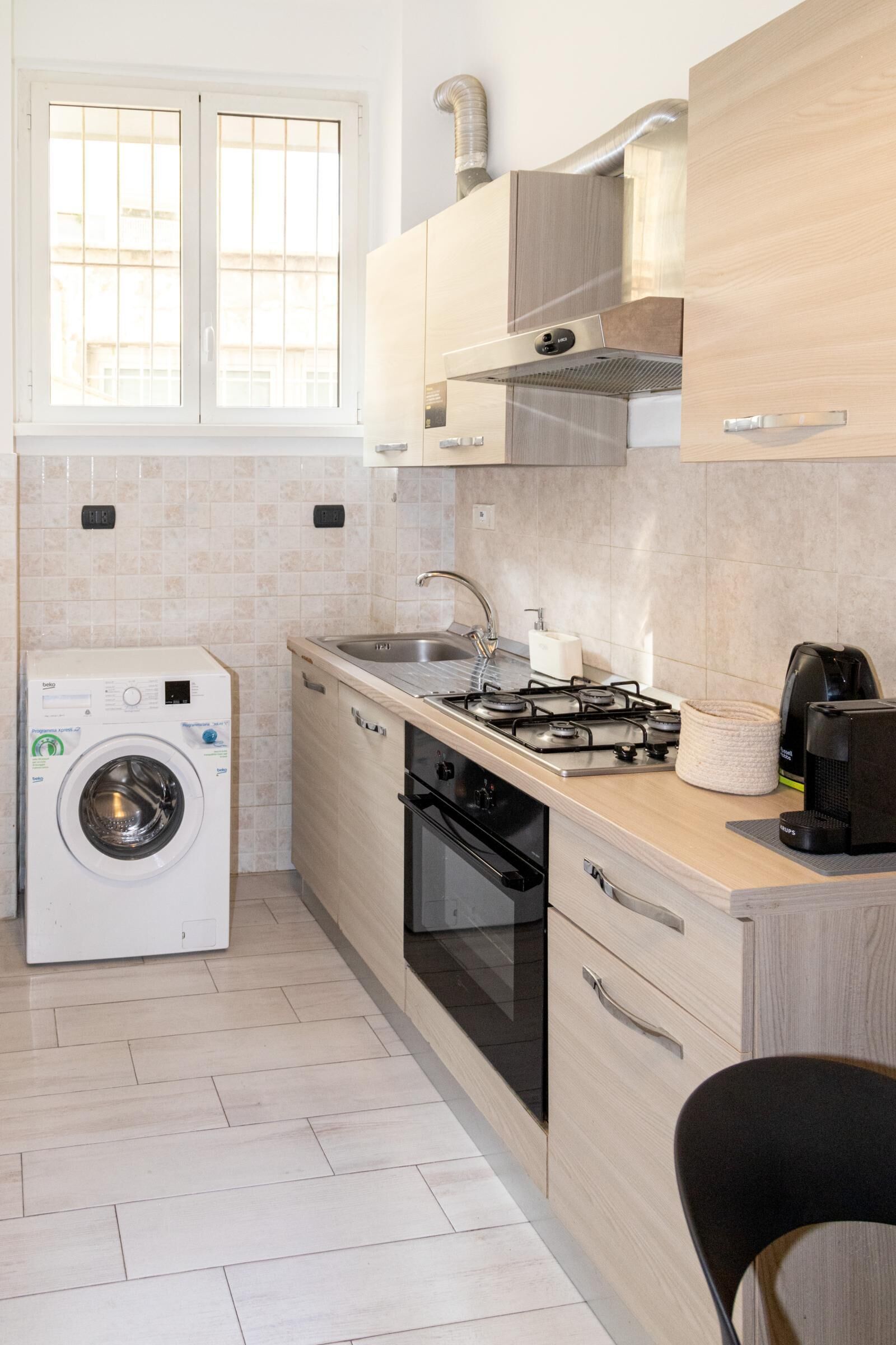 Kühlschrank, Ofen, Herdplatte, Wasserkocher mit Kaffee-/Teezubehör