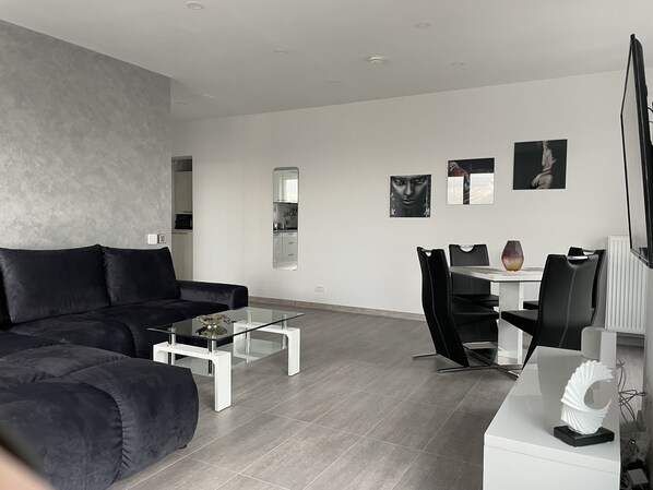 Smart TV, videojuegos, biblioteca musical y videoteca 