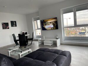 Smart TV, videojuegos, biblioteca musical y videoteca 