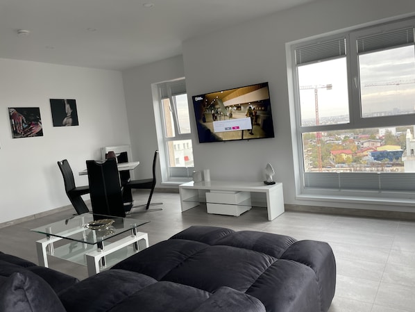 Smart TV, video games, music library, video library - Unique Penthouse Lakeview W19 (București)